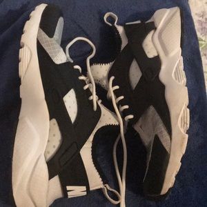 Black and white nike huarache run ultra